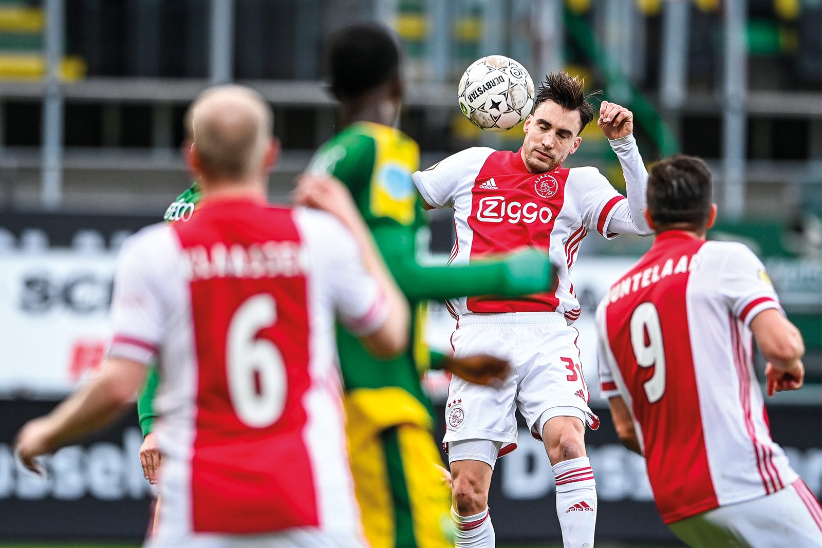afbeelding (kleur) Ajax speler kopt de bal